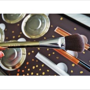 Becca x Jaclyn Hill champagne highlighting brush